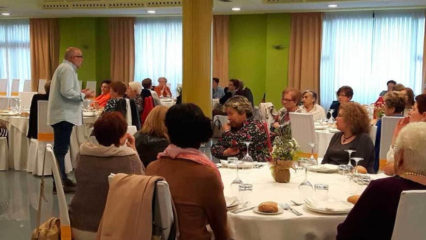 Pedro Tardón se dirige a los asistentes a la cena de &quot;Solidaridad con Benín&quot;, ayer, en Noreña.