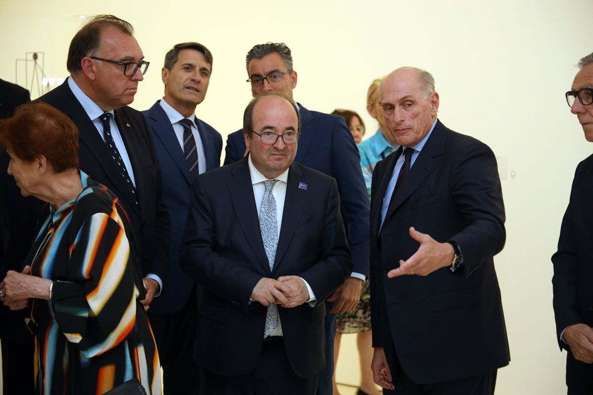 El ministro de Cultura Miquel Iceta visita la nueva exposición del Museo Picasso Málaga.