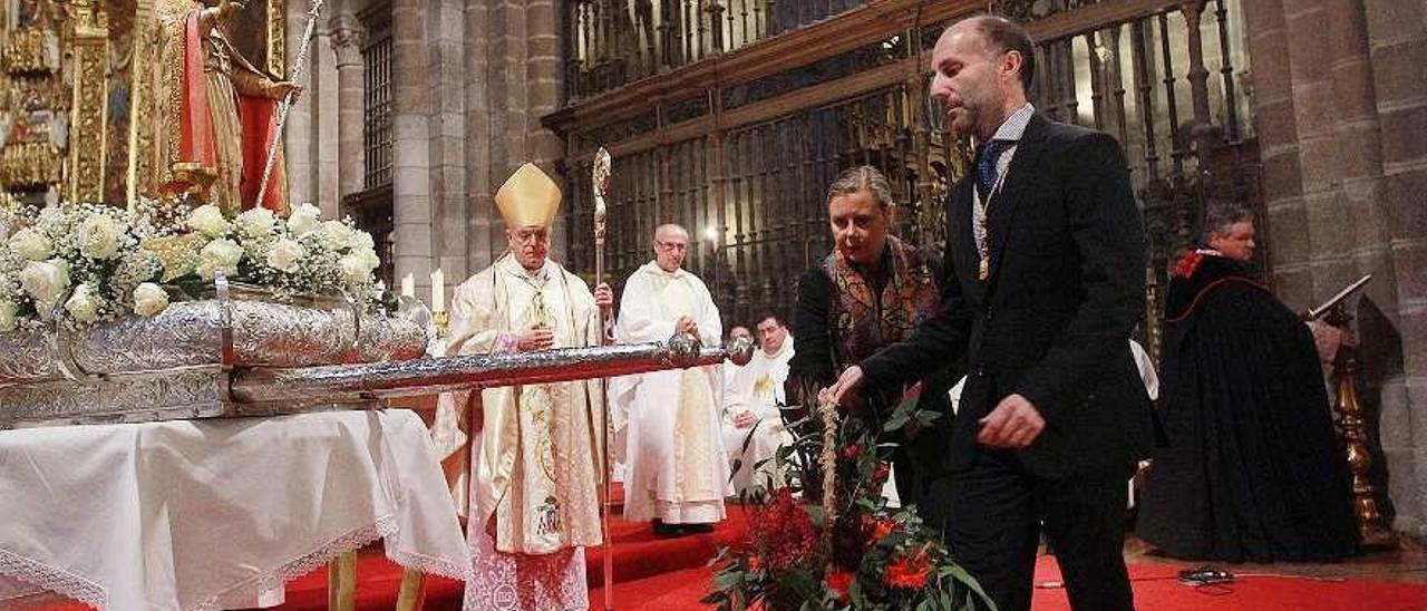 El alcalde, Gonzalo Pérez Jácome, realiza la ofrenda ante el patrón, San Martiño, en la catedral. // I. Osorio