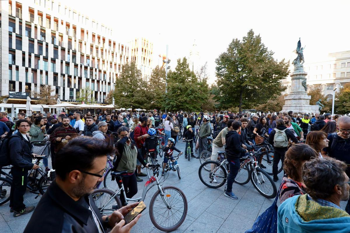 Decenas de ciclistas protestan en Zaragoza contra la obligatoriedad de contratar un seguro