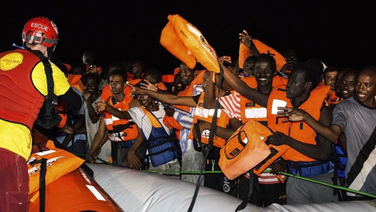Momento del rescate de los inmigrantes frente a las costas libias.