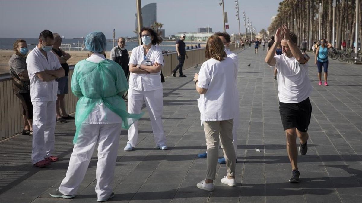 Un corredor aplaude a personal sanitario en el paseo marítimo barcelonés