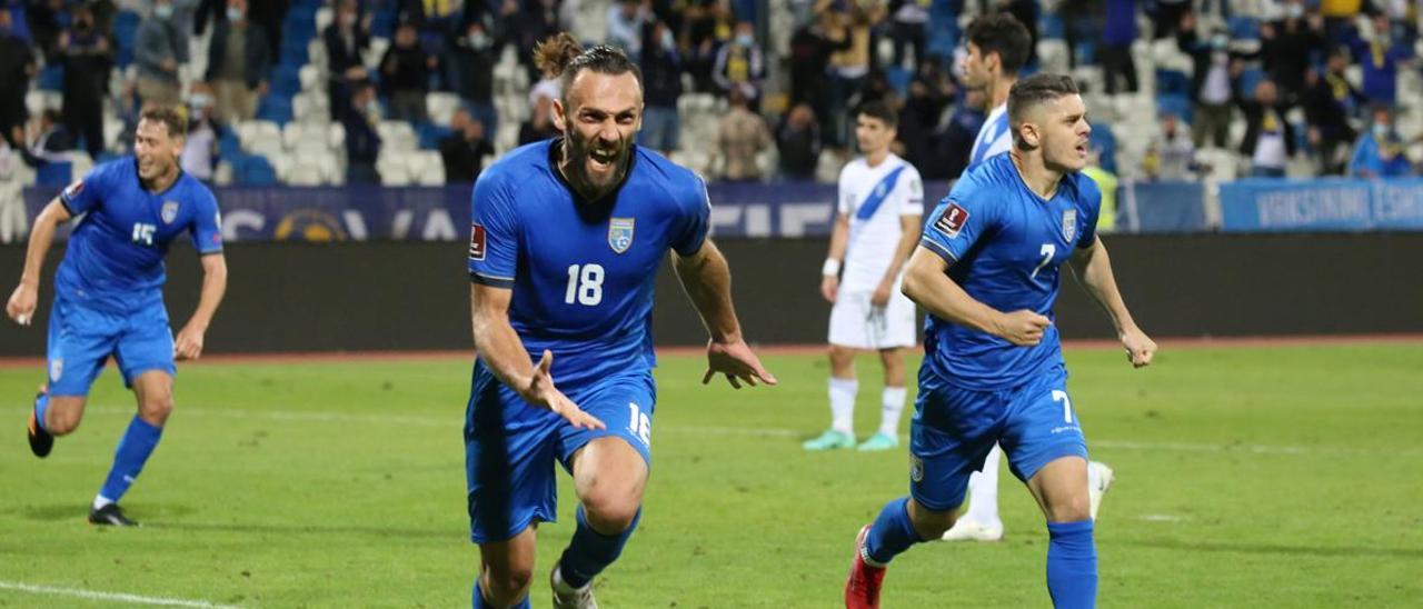 Vedat Muriqi celebra un gol con Kosovo ante Grecia en un encuentro de la fase de clasificación para el Mundial.