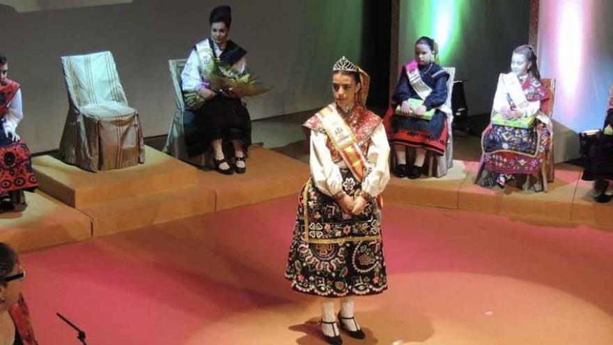 Lucía Furones Galocha, en el centro, tras ser proclamada representante de la juventud benaventana.