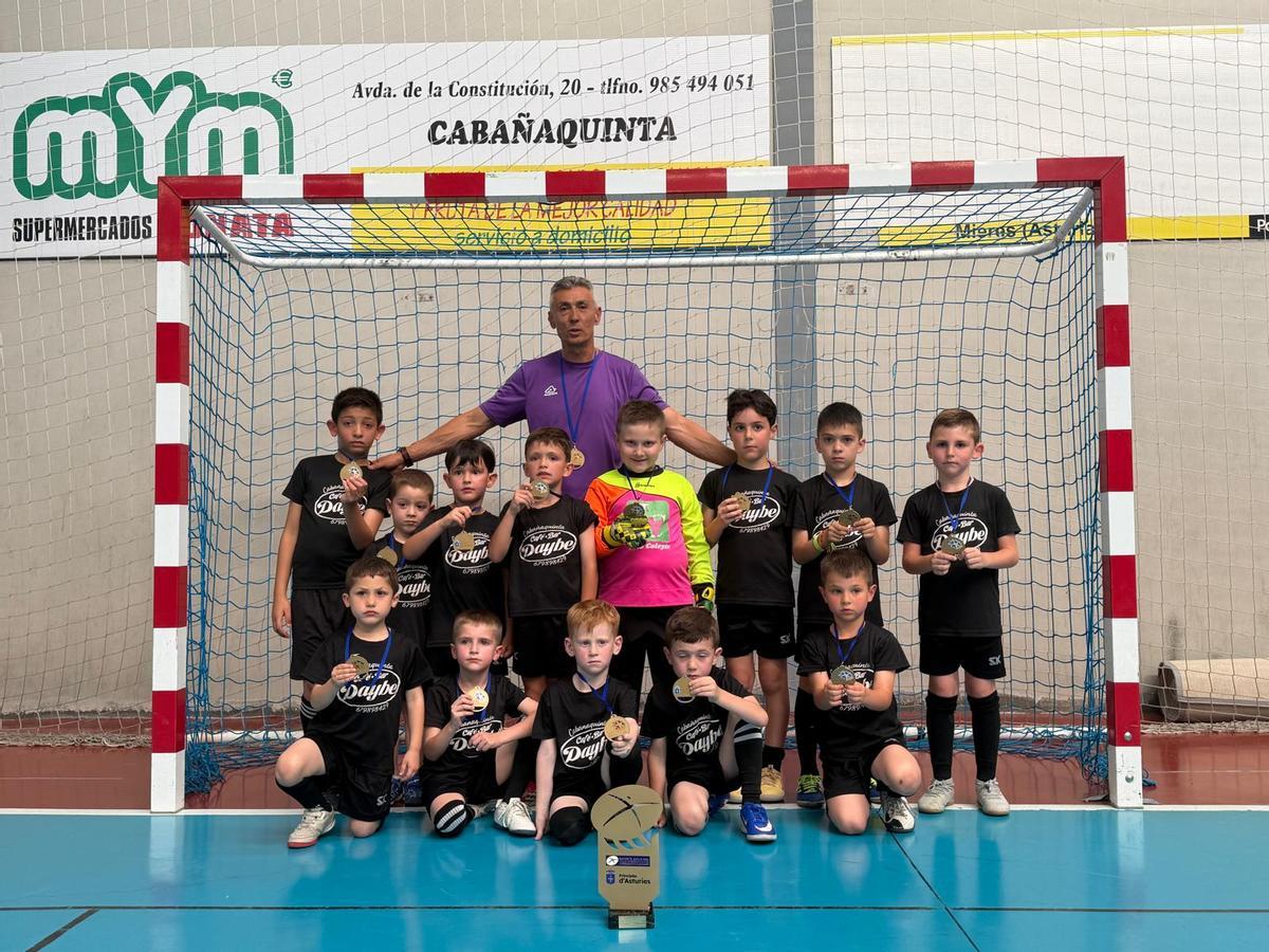 Equipo prebenjamín del colegio público de Cabañaquinta, campeones de liga