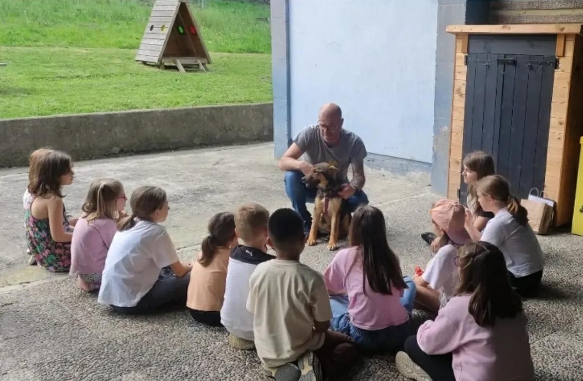Marcial González en un taller de concienciación en un colegio de Piloña
