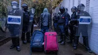 Los Mossos entran en un instituto de Badalona para desalojar a cientos de migrantes