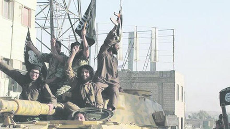 Soldados del Estado Islámico en una tanqueta.