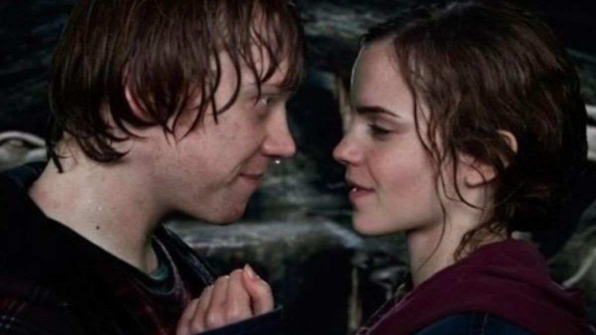 El esperado beso entre Hermione y Ron en la última película de la saga Harry Potter.