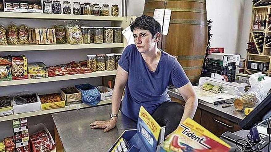 Kika RossellÃ³, en la caja de la tienda de comestibles donde trabaja en Sant LlorenÃ§.