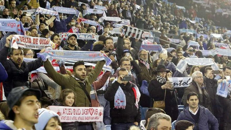 Aficionados de la grada de Río entonan el himno del Celta durante la última visita del Real Madrid al estadio de Balaídos . // Alba Villar