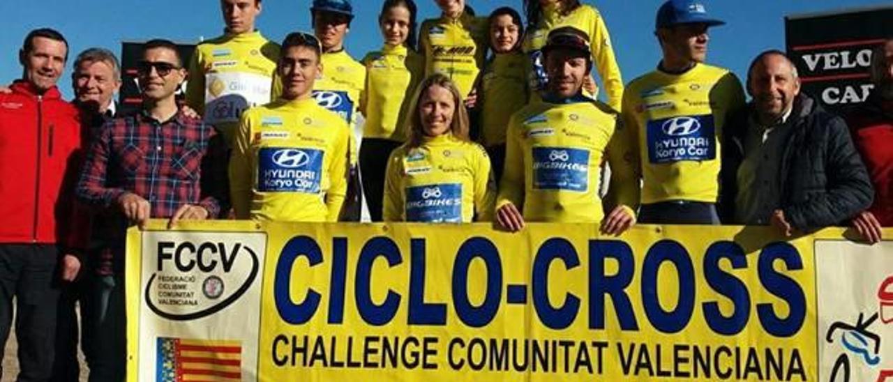 Ciclistas ganadores en la competición celebrada esta semana en Carlet.