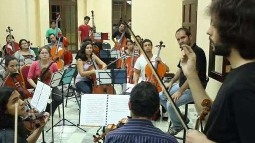 Arriba, Roberto Alonso (1º por la izq.) y David González, en una de las clases. Debajo, uno de los recitales de la JOCCA en Tegucigalpa. Ambas imágenes pertenecen al documental que se exhibirá en Vigo.