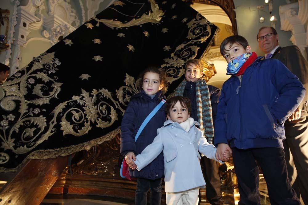 Los niños celebran la Candelaria bajo el manto de los Dolores