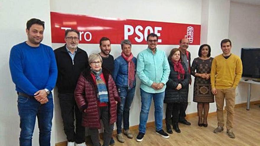 Del Bien (quinto por la derecha) junto a la mayoría de los candidatos del PSOE a las elecciones.