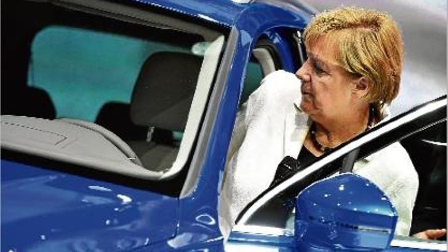 Merkel puja a un cotxe durant una visita al Saló de l&#039;Automòbil de Frankfurt.