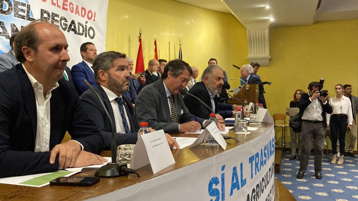 Un momento del acto de los regantes en la Cámara de Comercio murciana