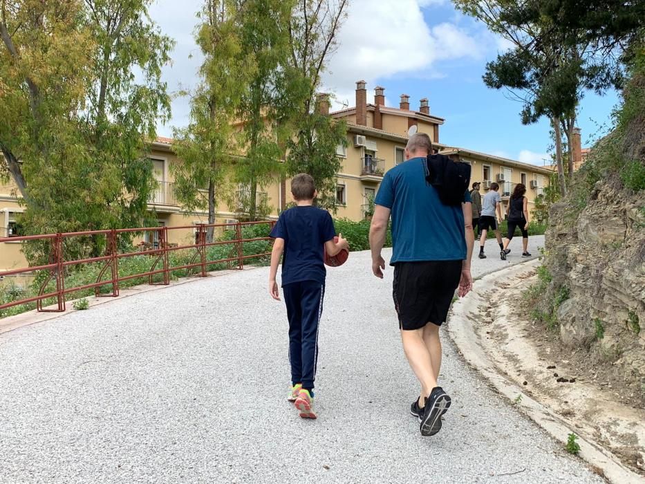 Muchos padres han elegido el monte de Gibralfaro para dar su primer paseo con sus hijos tras más de un mes de confinamiento.