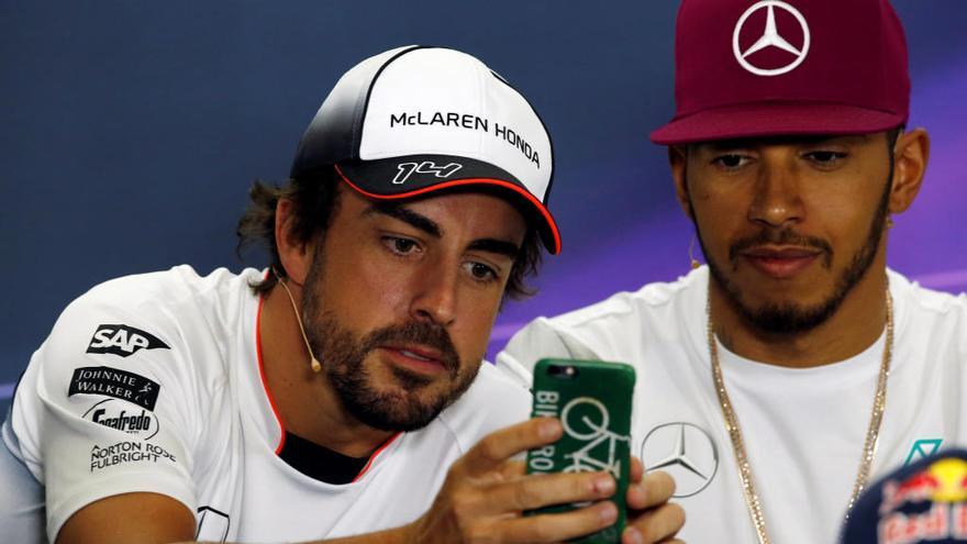 Alonso, junto a Hamilton. // Albert Gea