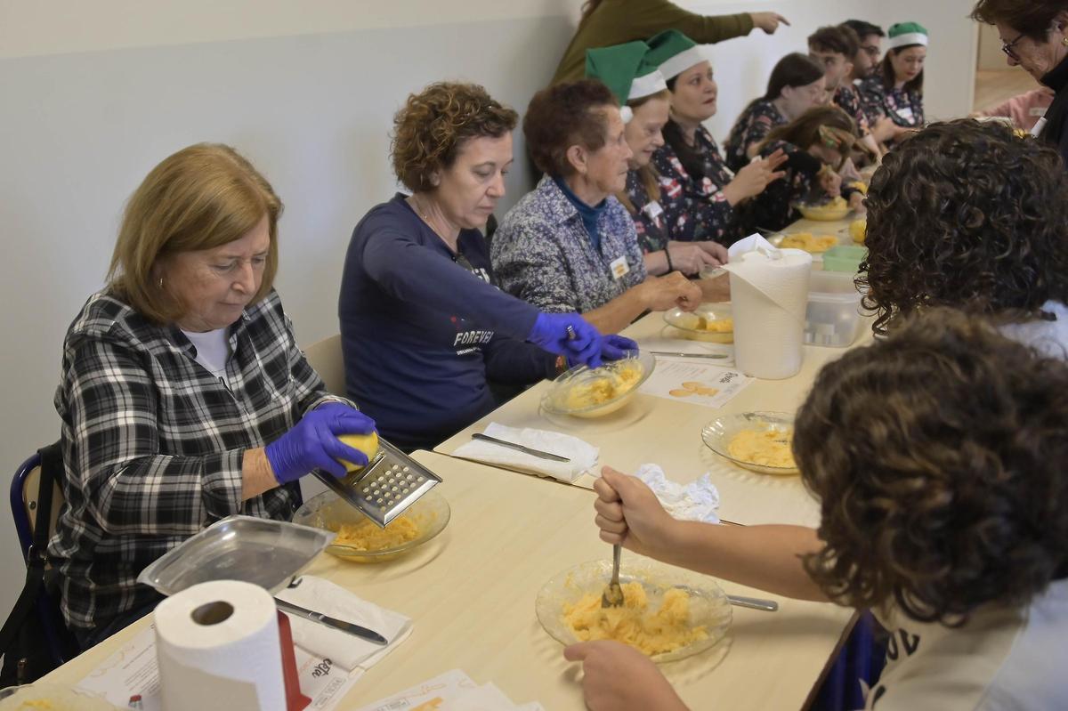 Taller de dulces navideños en el Museo Escolar de Puçol