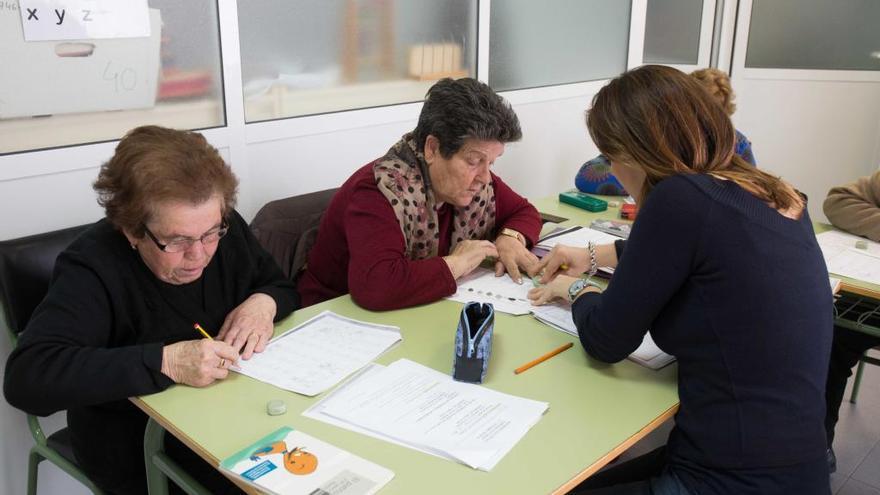 Imagen de personas mayores aprendiendo en la EPA, en una imagen de archivo