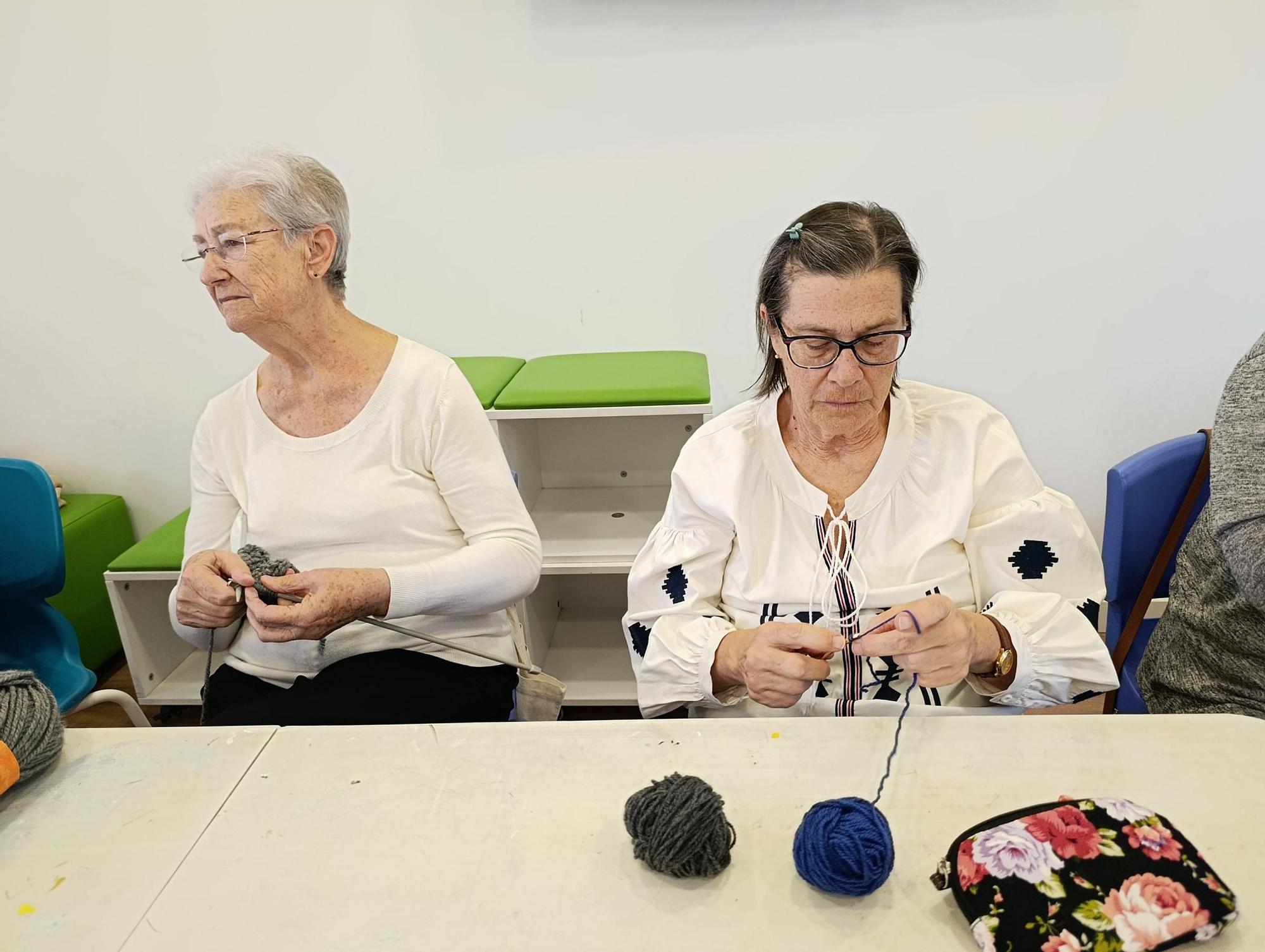 Entre lanas y patrones: así es el club de ganchillo de Soto de Llanera