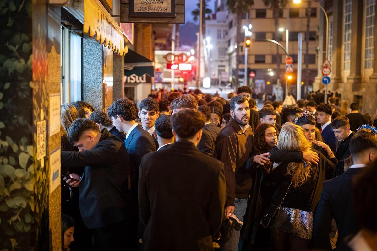 Colas en la churrería de Valentín Sanz en la madrugada de Primero de Año.