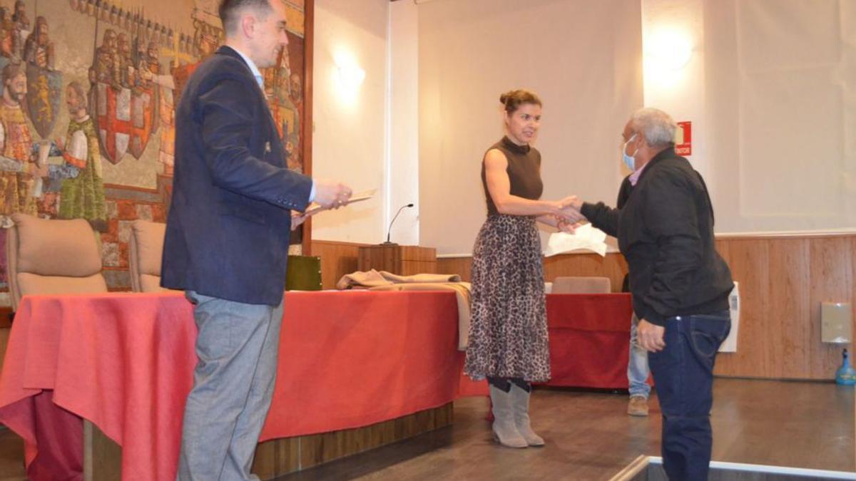 Clara San Damián entrega el diploma a uno de los alumnos. | E. P.