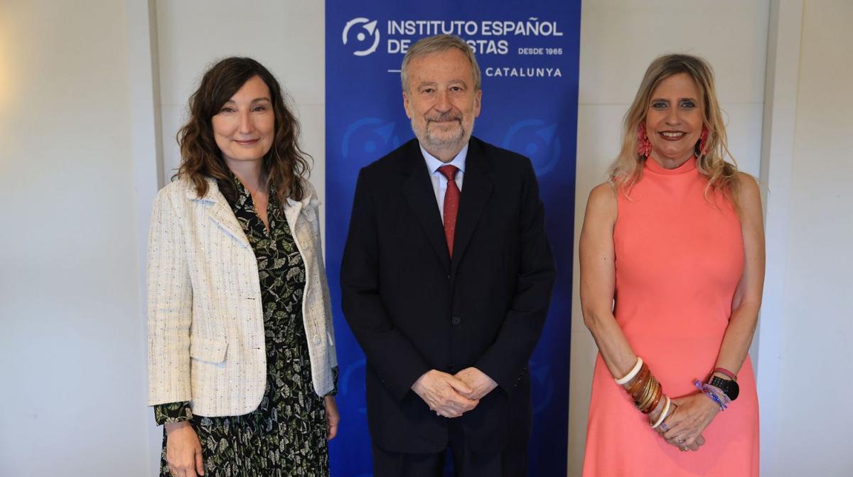 Muniesa rep la insígnia d’or de l’Institut Espanyol d’Analistes Muniesa rep la insígnia d’or de l’Institut Espanyol d’Analistes
