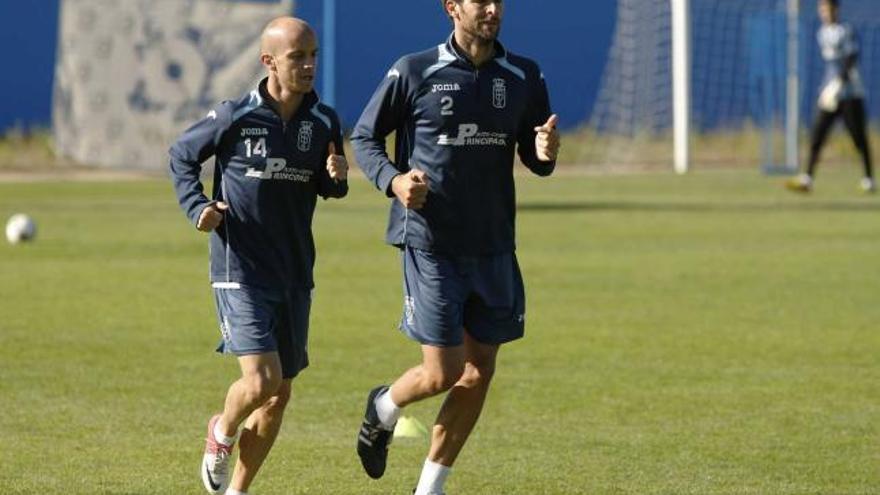 Casares, a la izquierda, y David Fernández, en un entrenamiento del Oviedo.