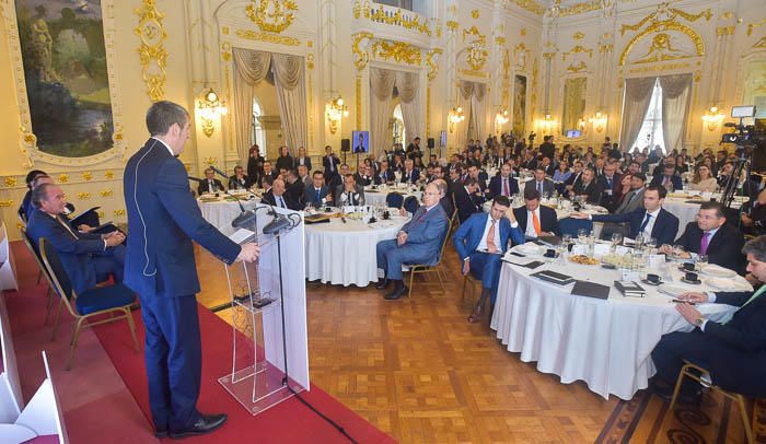 El presidente de Canarias, Fernando Clavijo, y ...