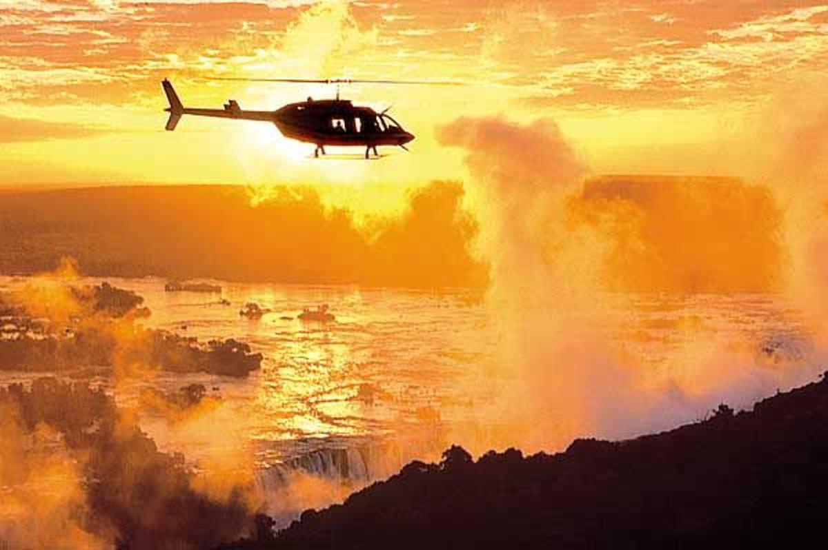Las cataratas Victoria se pueden sobrevolar en helicóptero.