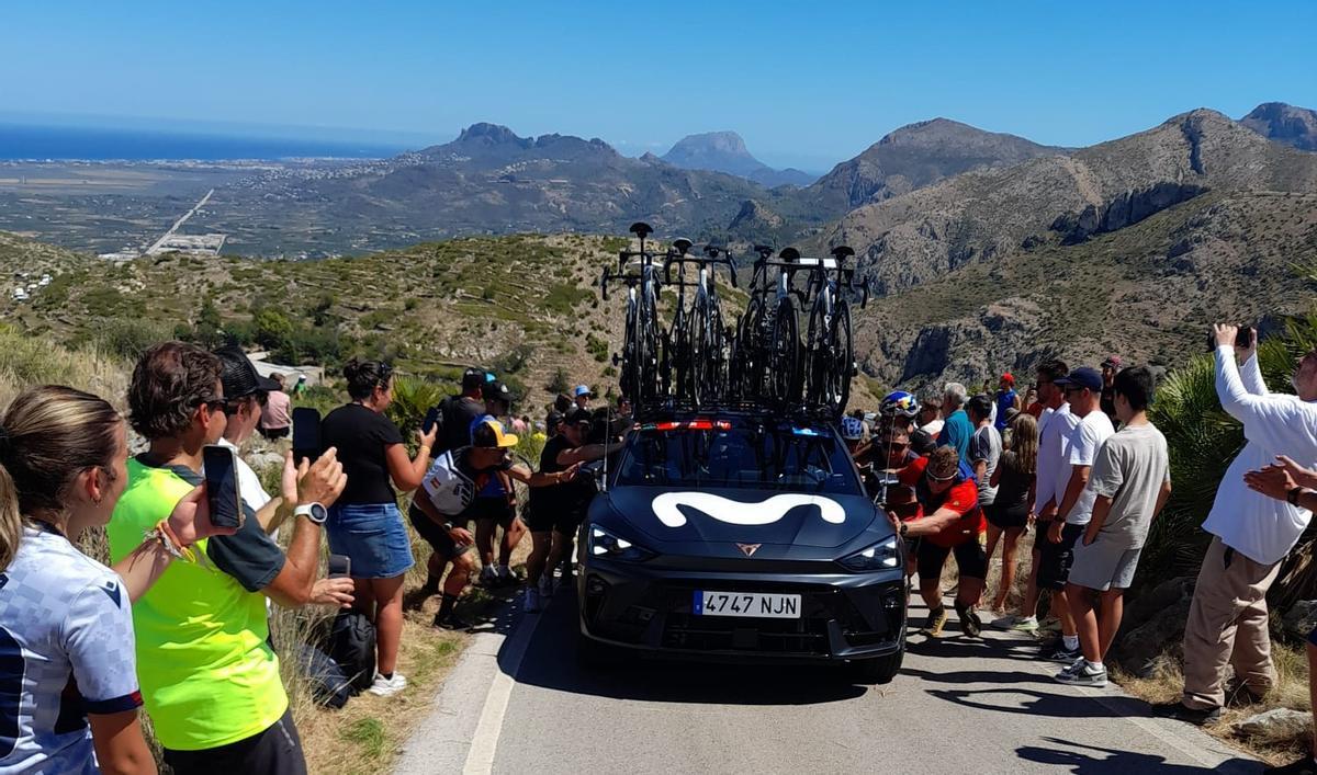 Los aficionados empujan todos a una el coche averiado; la rampa tiene un 23 % de desnivel