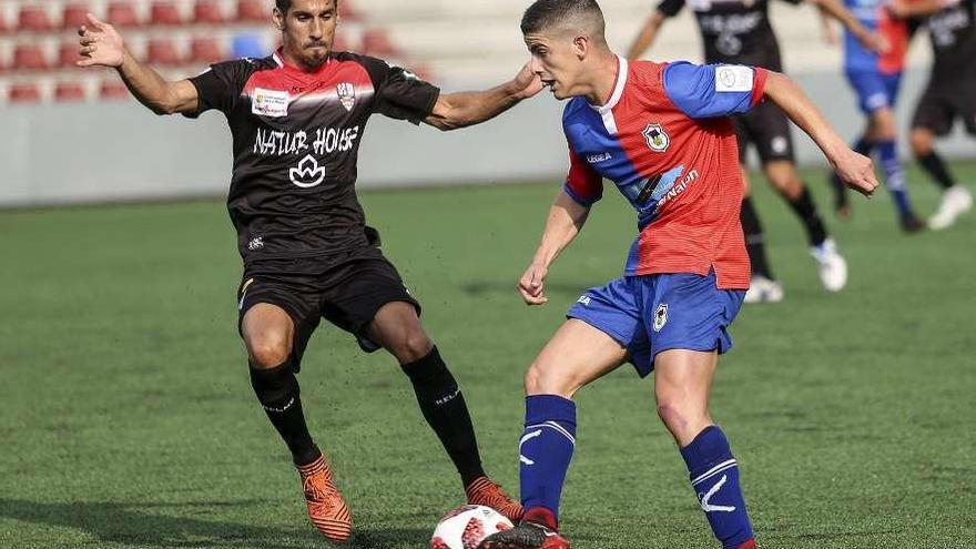 Riki controla el balón ante Rayco.