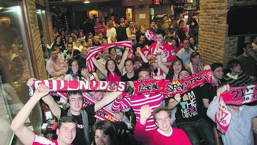 Aficionados del Sporting animan al equipo en el bar Xaréu, en el barrio de La Arena.