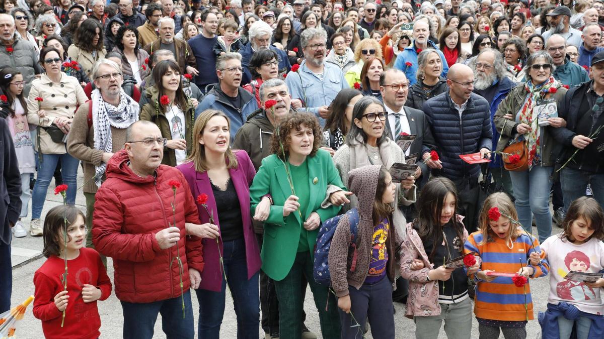 Un coro xigante canta en Compostela 'Grândola, Vila Morena'