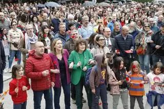 Un coro xigante canta en Compostela 'Grândola, Vila Morena'