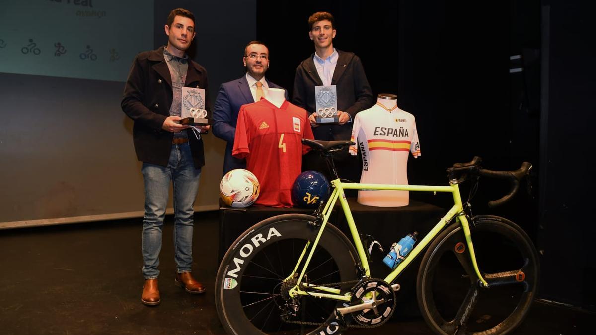 Sebastián Mora y Pau Torres, junto al alcalde de Vila-real, José Benlloch.