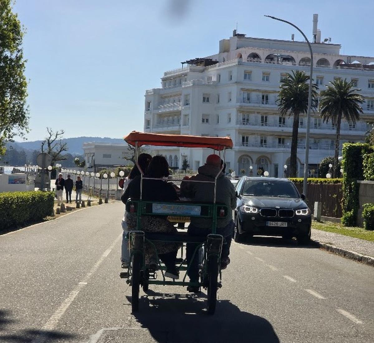 Un cuatriciclo ante el Gran Hotel La Toja.