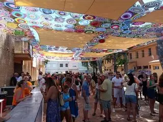 Polinyà de Xúquer estrena un umbráculo con 300 mandalas de ganchillo confeccionado por sus vecinas