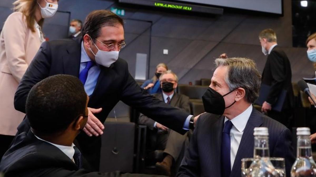 El ministro de Exteriores, José Manuel Albares, saluda al secretario de Estado de EEUU, Anthony Blinken, antes de la reunión extraordinaria de ministros aliados de Exteriores en la sede de la OTAN en Bruselas, este 4 de marzo de 2022.