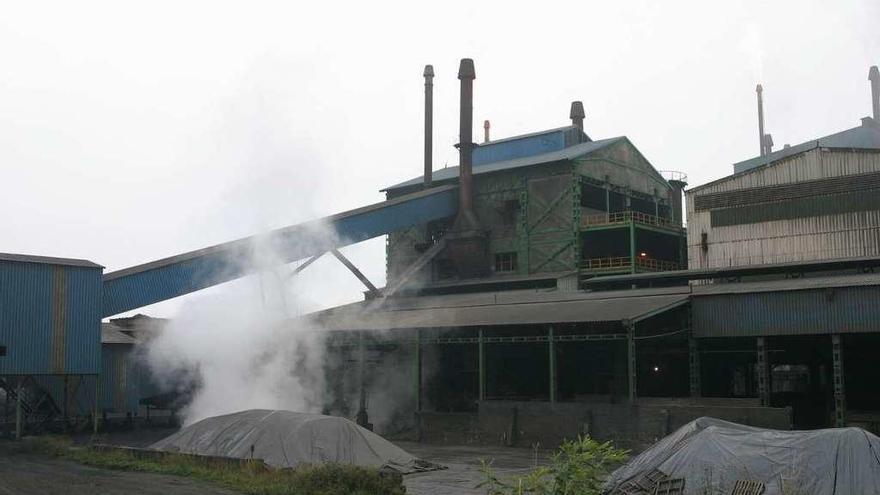 Exterior de la fábrica que Ferroatlántica tiene en Brens, en el concello de Cee.