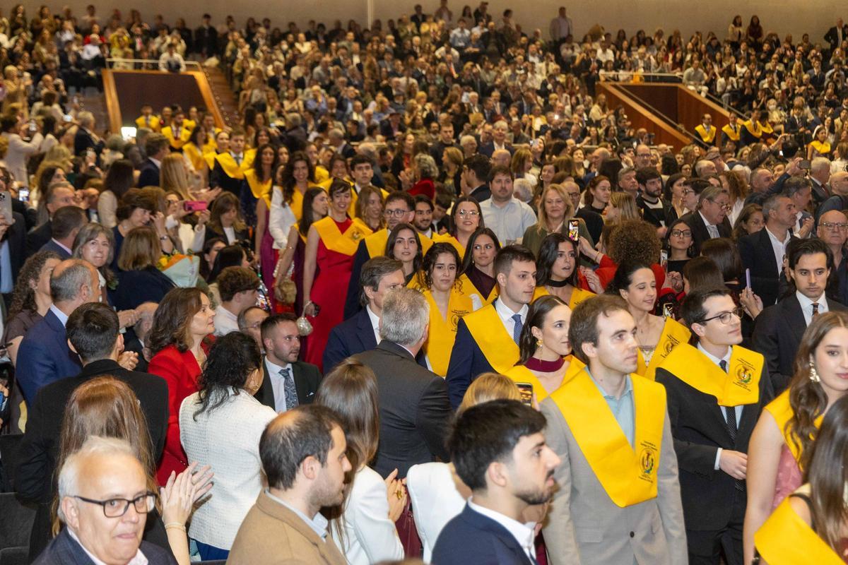 Trescientos alumnos de Medicina de la USC se gradúan con Victoria Sampayo y Andrés Soto como padrinos de la promoción Trescientos alumnos de Medicina de la USC se gradúan con Victoria Sampayo y Andrés Soto como padrinos de la promoción