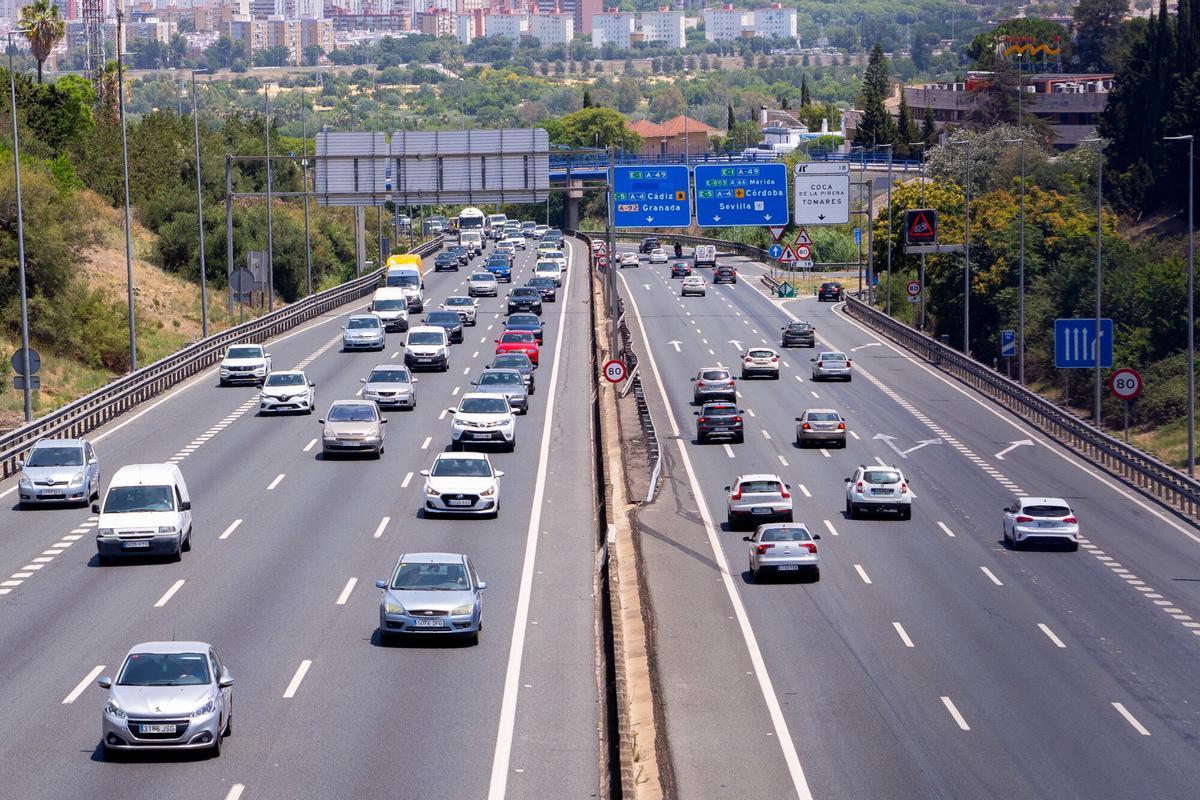 30/06/2023 Tráfico intenso en las primeras horas en la salida de Sevilla hacia las costas a 30 de junio de 2023 en Sevilla, (Andalucía, España). La DGT ha activado este viernes la primera Operación Especial del Verano 2023, en el que se prevé más de un millón de desplazamientos por las carreteras de Andalucía. Los principales movimientos serán hacia las playas andaluzas. SOCIEDAD Francisco J. Olmo - Europa Press