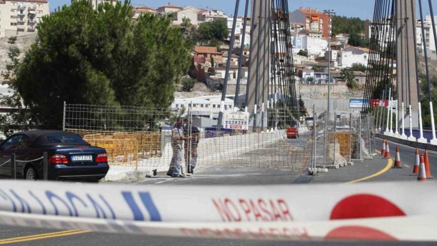 El puente vuelve a estar cerrado a la circulación de vehículos y peatones.