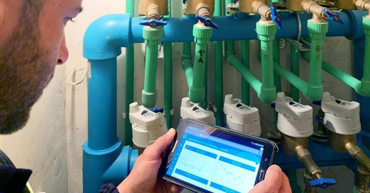 Un operario de la concesionaria de aguas de Sant Antoni consulta un contador. | FACSA