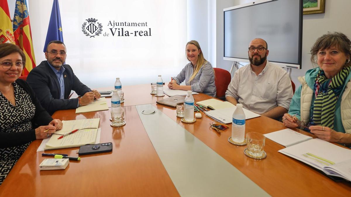 Imagen de una de las reuniones entre las comisiones negociadoras lideradas por el alcalde Benlloch (PSPV) y la edila Fajardo (Compromís).