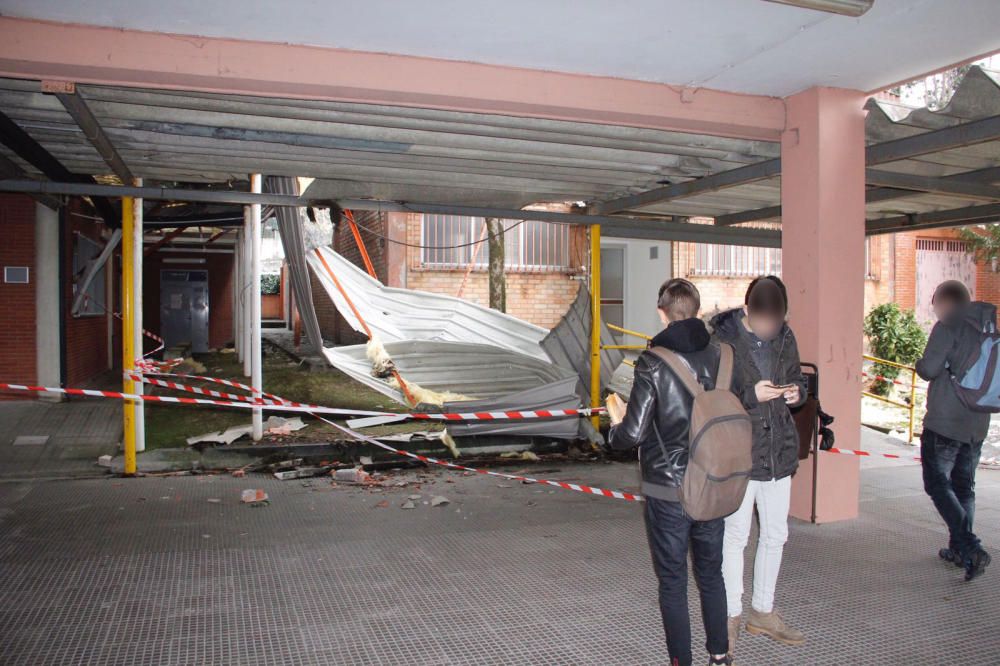 Temporal en Galicia | Suspendidas las clases en un centro de Marín tras desprenderse parte de cubierta