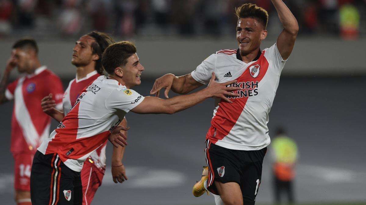 Jugadores del River Plate celebran un tanto.