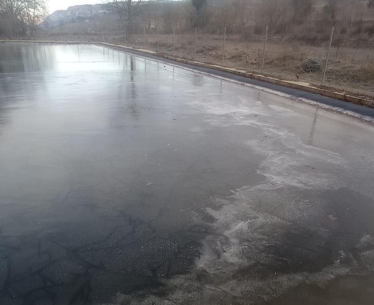 Imagen de una balsa en Morella completamente congelada